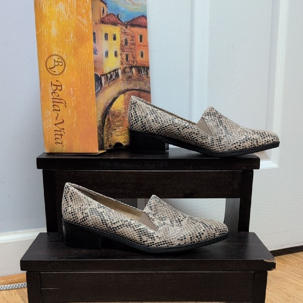 Bella Vita Ohara Faux Natural Snake Textured Fabric Upper Loafers Size 8.5M